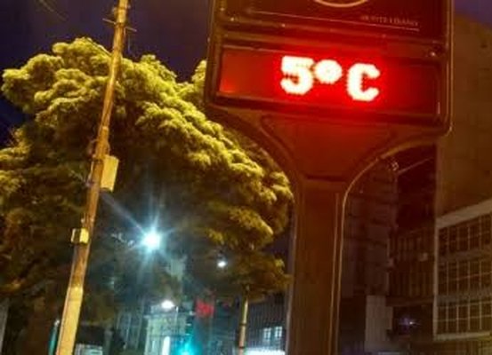 Semana começa com chuva intensa e queda brusca de temperatura